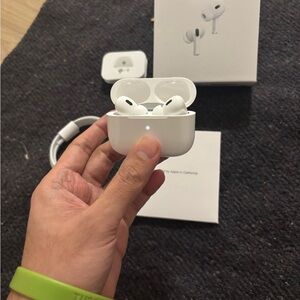 Apple White Wireless Earbuds with Charging Case